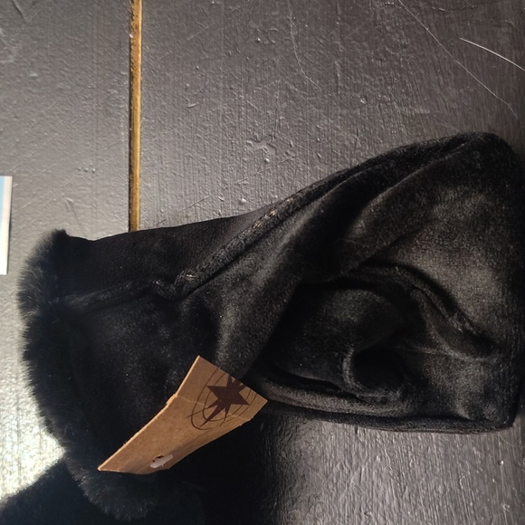 Echo Elegant Black and Gold Patterned Gloves - Picture 9 of 12